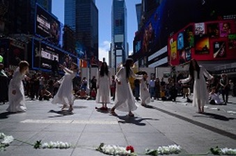 Vangeline Theater/New York Butoh Institute perform “Unforgotten: Butoh for 9/11” in Times Square